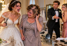 Deux heures avant mon mariage, ma mère est revenue du salon de coiffure avec un chapeau et les yeux remplis de larmes. Mon fiancé a dit : « Ce n’était qu’un accident. Les cheveux repoussent. » J’ai retiré son chapeau, découvert ce qu’ils avaient fait à ses cheveux et saisi une paire de ciseaux devant tout le monde… Mais personne n’imaginait ce que j’allais annuler ensuite.