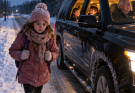 Ma fille de 9 ans a dû parcourir cinq kilomètres à pied dans le froid glacial de l’hiver, pendant que les fils de mon frère voyageaient confortablement dans le SUV chauffé de leur grand-père. Lorsqu’elle a demandé à monter avec eux, il lui a répondu froidement : « Apprends à rester à ta place. » En la découvrant tremblante de froid, je l’ai enveloppée dans mon manteau. Puis, sans faire de bruit, j’ai cessé les versements mensuels qui permettaient à son entreprise en difficulté de survivre.