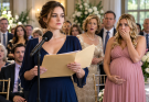 Ma famille a invité 40 personnes pour me voir « donner » ma maison à ma sœur enceinte, mais lorsque j’ai ouvert ma chemise cartonnée devant le micro, leur plan soigneusement préparé a commencé à s’effondrer sous les yeux de tous.