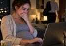 Une femme enceinte demanda le divorce et abandonna tout à son mari sous le sourire moqueur de sa maîtresse — jusqu’à ce que la juge appelle un petit garçon à témoigner et révèle ce que son père et la « méchante dame » avaient réellement fait, laissant toute la salle d’audience sans voix.