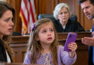 Mon mari demandait au juge de nous attribuer la maison ainsi que la garde exclusive de notre fille de six ans, lorsque celle-ci a discrètement sorti un petit téléphone violet et a dit : « Votre Honneur, maman ne sait pas que j’ai ça