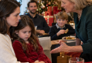 À Noël, ma mère a prétendu qu’il n’y avait « pas assez » de nourriture pour ma fille après qu’elle a contrarié son petit-fils préféré, alors même qu’il se resservait. J’ai repris nos cadeaux et je suis partie sans discuter. Puis, à 21 h 47, mon père m’a envoyé un message…