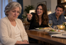 Ma belle-fille a éclaté de rire en m’offrant un ticket à gratter de 2 dollars pour mon 73e anniversaire. Dix mois plus tard, mon propre fils a poussé devant moi une brochure de résidence pour seniors en déclarant : « Nous avons déjà choisi ta chambre. » Ils me croyaient trop vieille pour me défendre. Ils ignoraient complètement ce que je leur cachais.