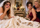 « Arrête de harceler ta pauvre sœur ! » a hurlé ma mère alors que je me tenais devant ma robe de mariée à 7 800 dollars, complètement détruite.